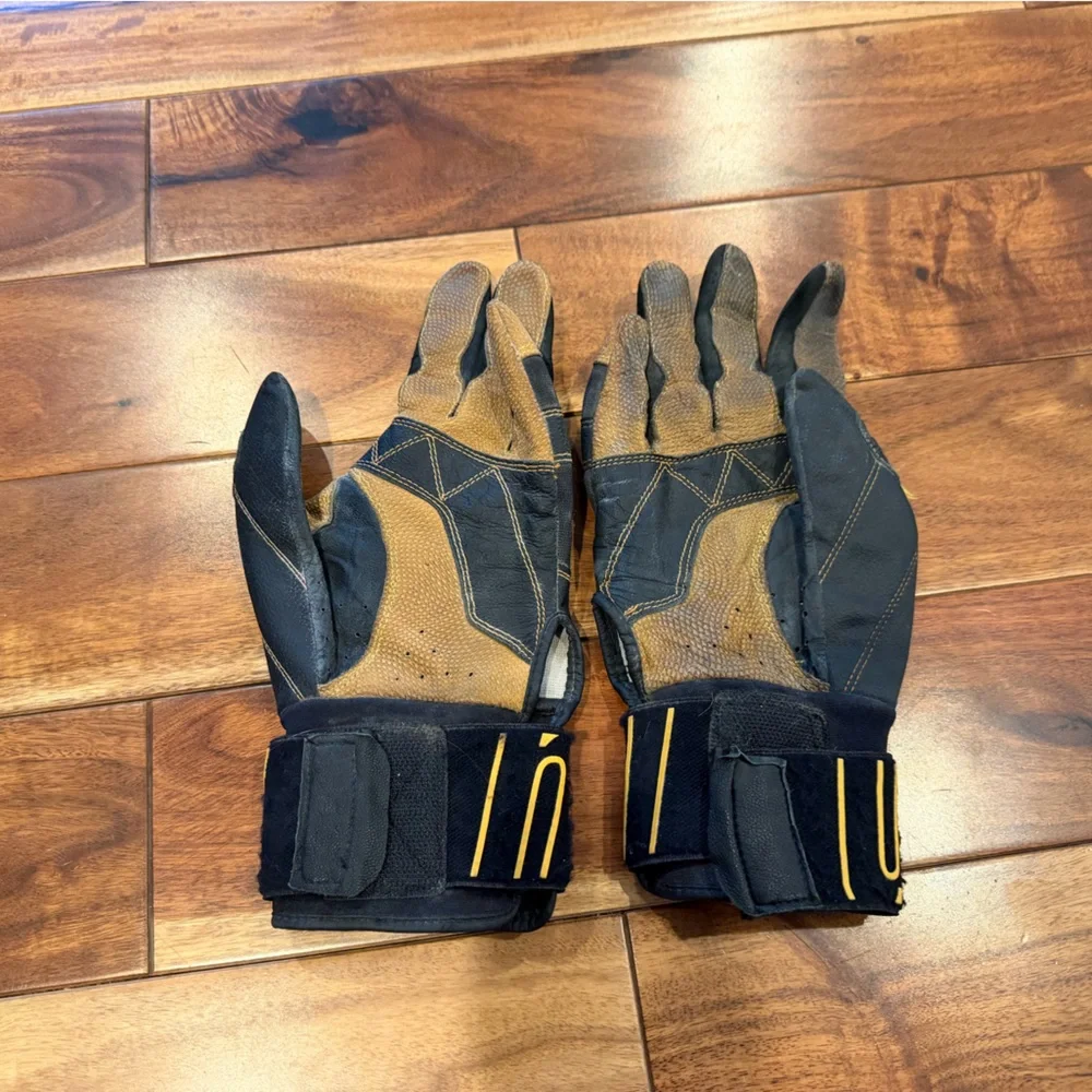 Marucci Black and Tan Gloves with Eagle Design Batting Gloves large - Picture 2 of 2